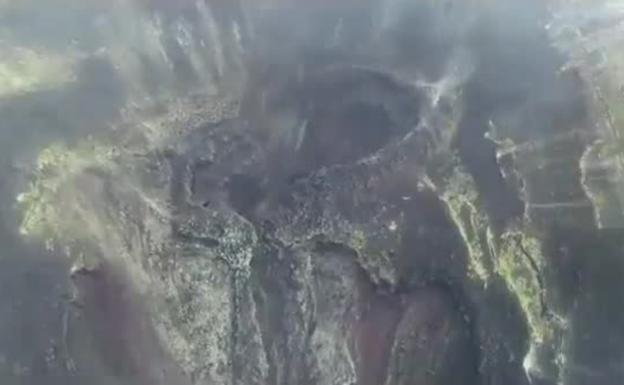 El cono principal del volcán vuelve a parar tras emitir ceniza